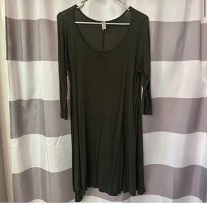 Dress size large 3/4 sleeves. Thinner material good for spring and fall